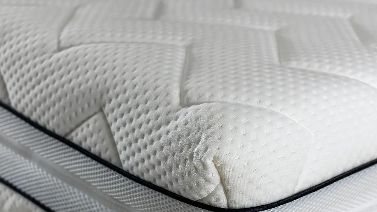 Detalhe do canto de um colchão com camada pillow top acolchoada